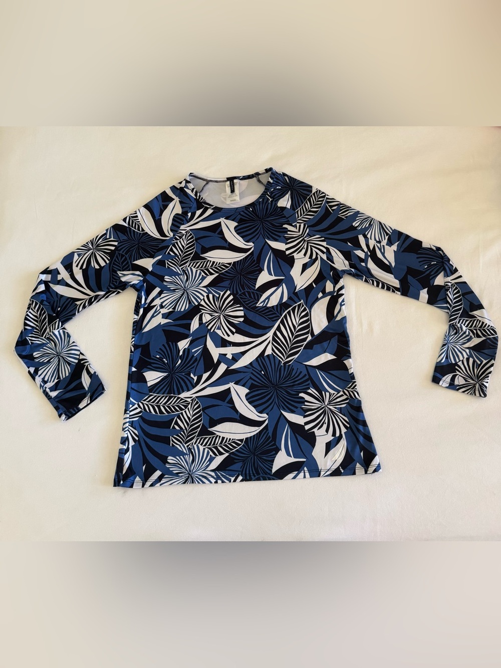 NWOT Nautica size medium women's top. 92% polyester, 8% spandex.  Gorgeous!